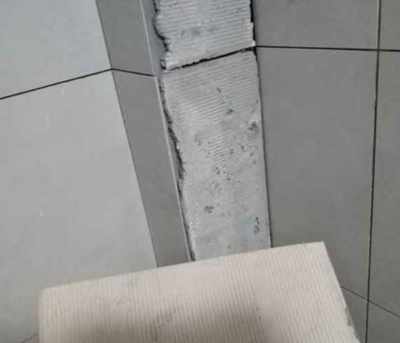 浦口瓷砖空鼓维修公司分享下厨房瓷砖脱落的补救措施。